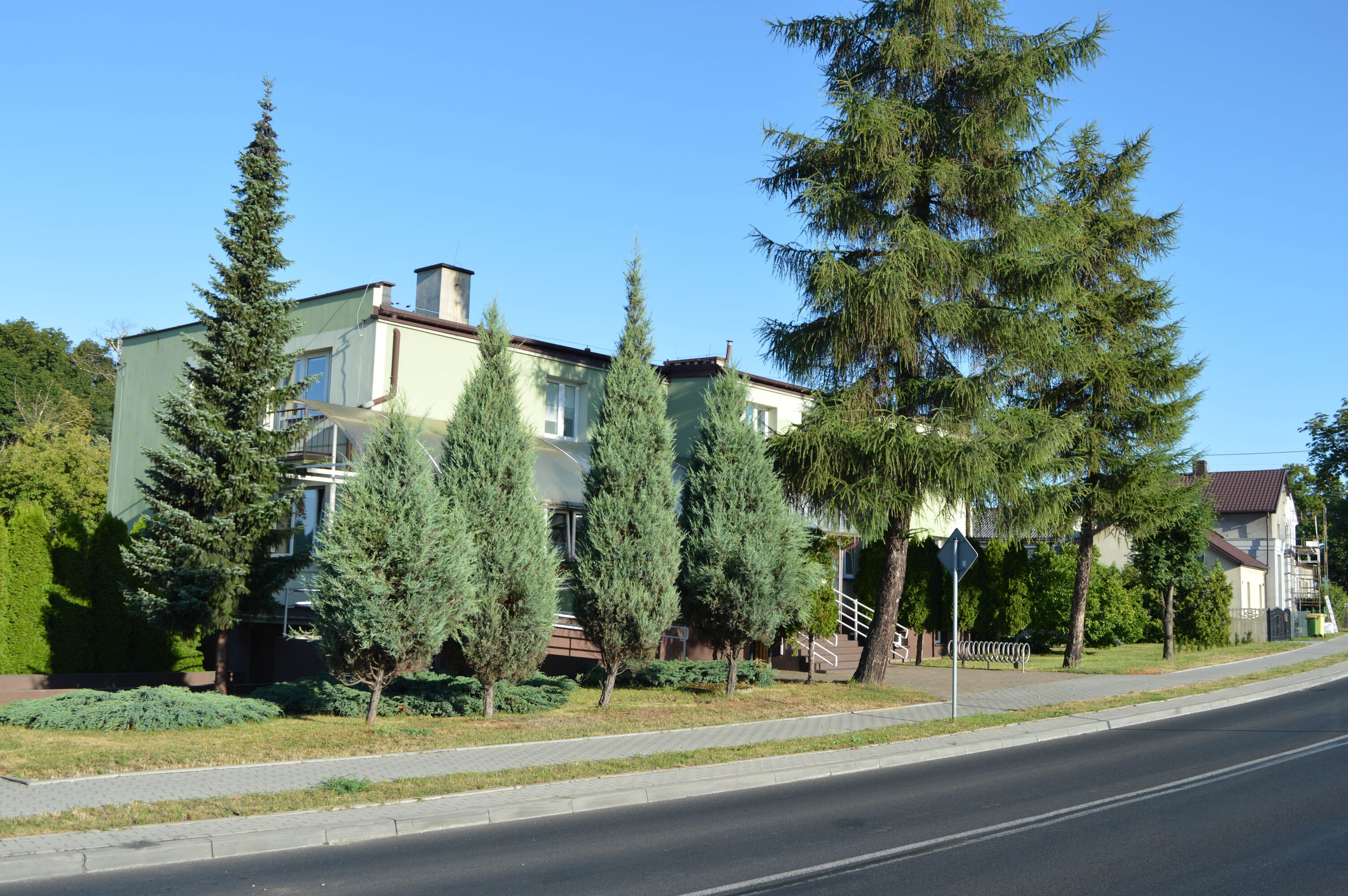 Widok na budynek przychodni od strony ulicy.